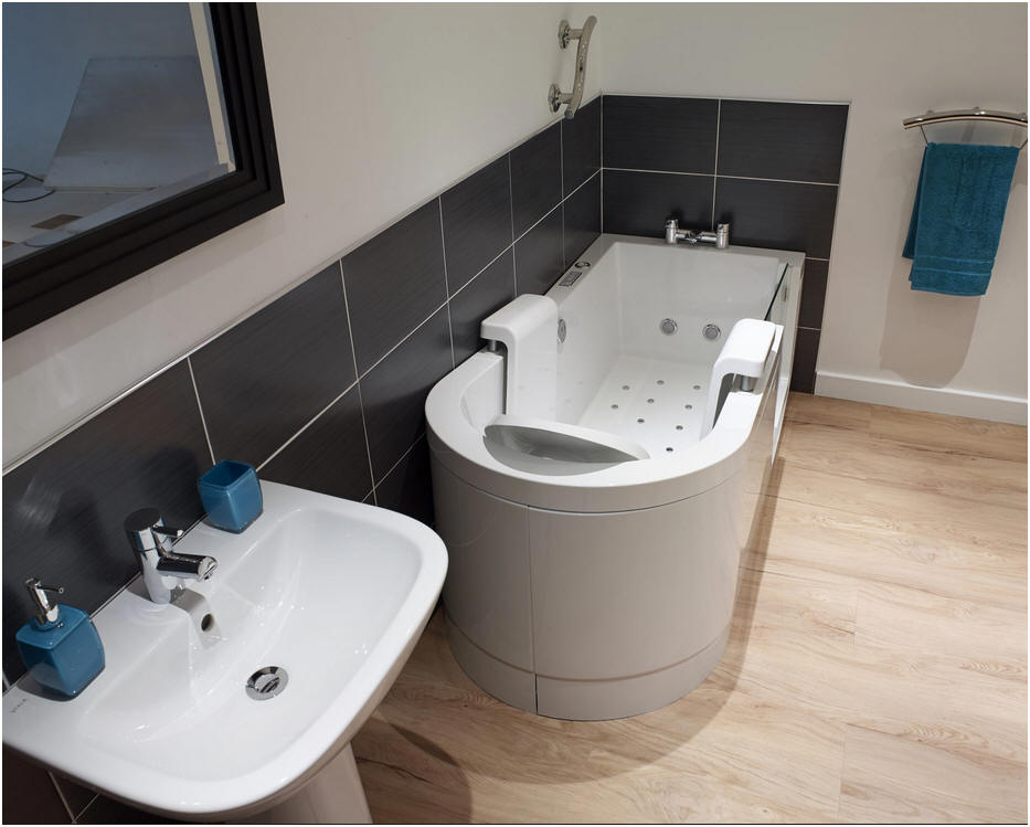 Shown: The Easy Riser walk in bath - Peninsula model